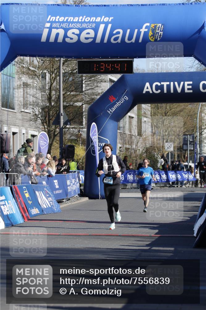 06.04.2025 - 44. Internationalen Wilhelmsburger Insellauf A. Gomolzig http://msf.ph/oto/7556839 06.04.2025 10:24:39 Ziel 3081, 3294, 4136 meine-sportfotos.de