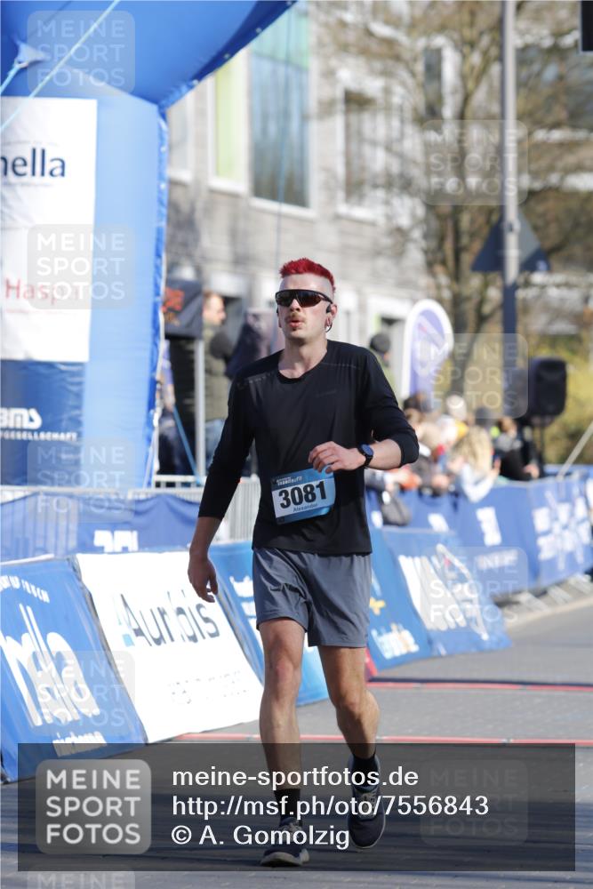 06.04.2025 - 44. Internationalen Wilhelmsburger Insellauf A. Gomolzig http://msf.ph/oto/7556843 06.04.2025 10:24:36 Ziel 3081, 3294 meine-sportfotos.de