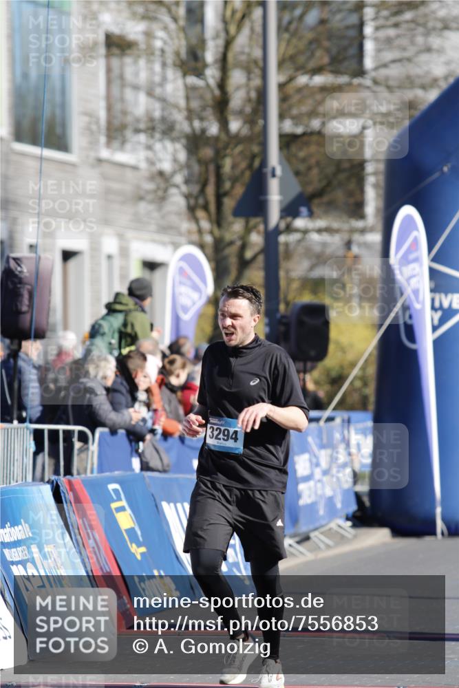 06.04.2025 - 44. Internationalen Wilhelmsburger Insellauf A. Gomolzig http://msf.ph/oto/7556853 06.04.2025 10:24:30 Ziel 3294, 3460, 4053 meine-sportfotos.de
