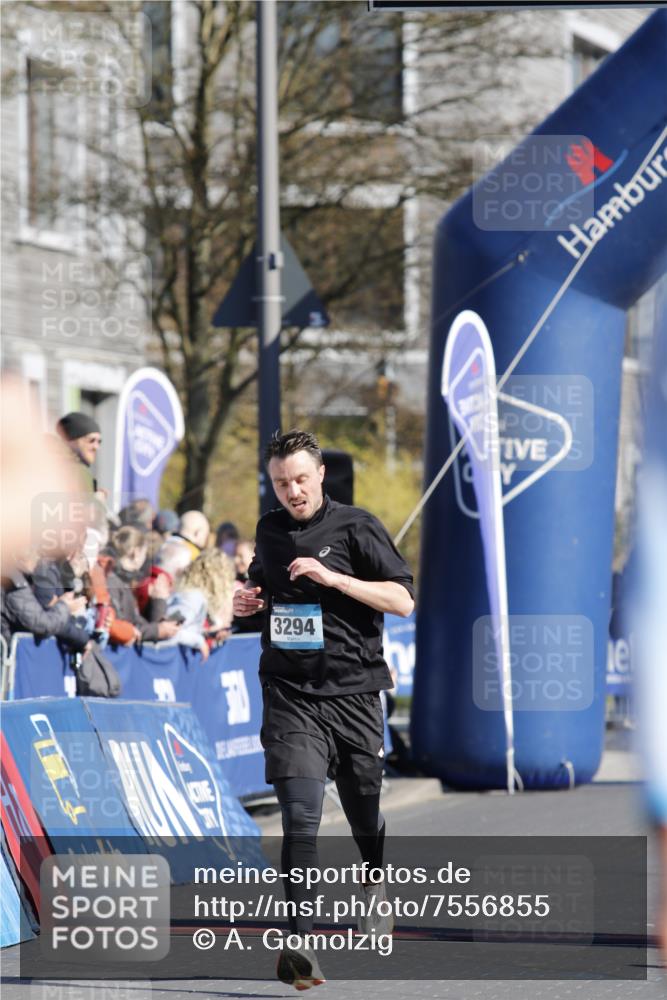 06.04.2025 - 44. Internationalen Wilhelmsburger Insellauf A. Gomolzig http://msf.ph/oto/7556855 06.04.2025 10:24:29 Ziel 3294, 3460, 4053 meine-sportfotos.de