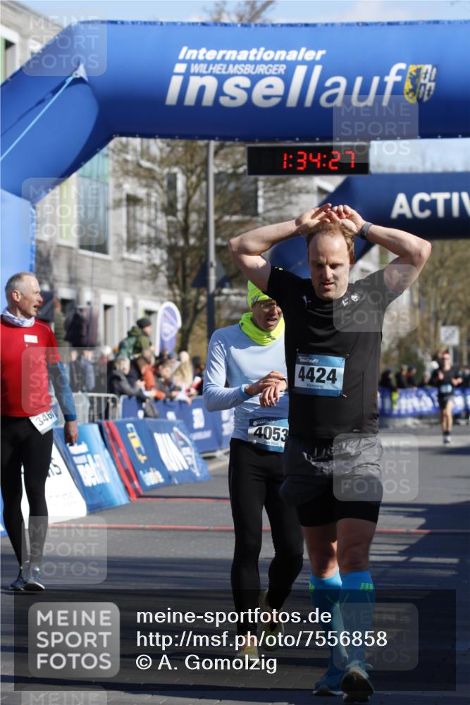 06.04.2025 - 44. Internationalen Wilhelmsburger Insellauf A. Gomolzig http://msf.ph/oto/7556858 06.04.2025 10:24:25 Ziel 3460, 4053, 4424 meine-sportfotos.de