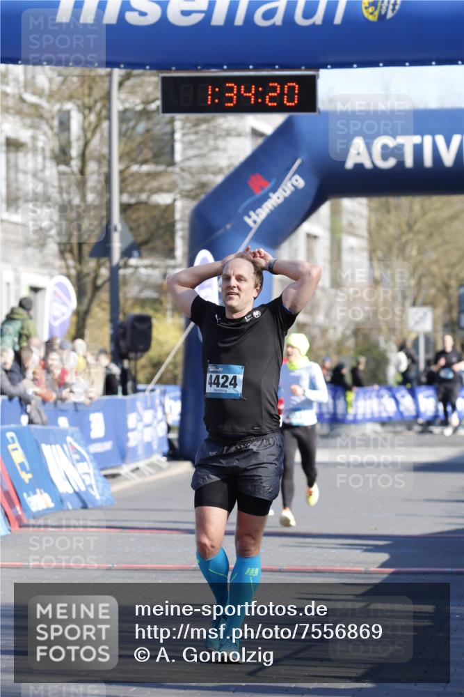 06.04.2025 - 44. Internationalen Wilhelmsburger Insellauf A. Gomolzig http://msf.ph/oto/7556869 06.04.2025 10:24:19 Ziel 3164, 4424 meine-sportfotos.de