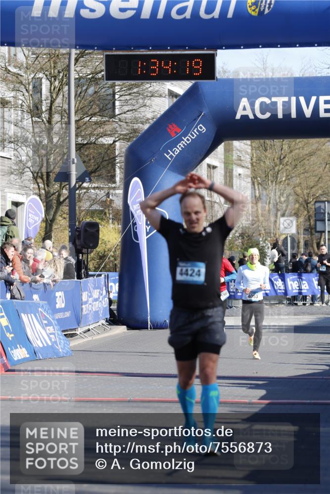 06.04.2025 - 44. Internationalen Wilhelmsburger Insellauf A. Gomolzig http://msf.ph/oto/7556873 06.04.2025 10:24:17 Ziel 3164, 4424 meine-sportfotos.de