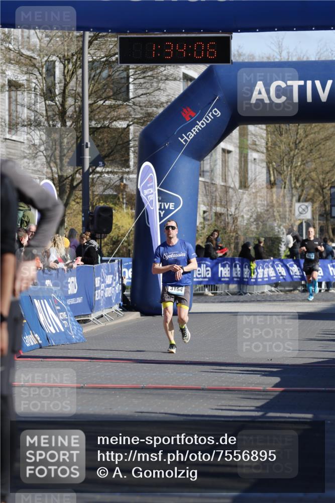 06.04.2025 - 44. Internationalen Wilhelmsburger Insellauf A. Gomolzig http://msf.ph/oto/7556895 06.04.2025 10:24:04 Ziel 4322 meine-sportfotos.de