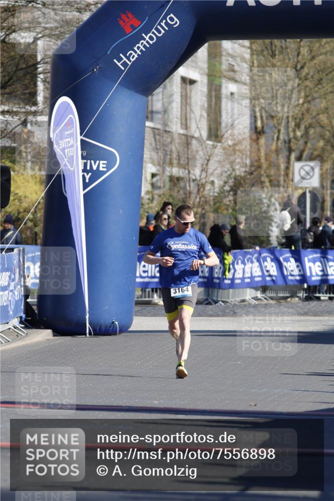 06.04.2025 - 44. Internationalen Wilhelmsburger Insellauf A. Gomolzig http://msf.ph/oto/7556898 06.04.2025 10:24:02 Ziel 4322 meine-sportfotos.de