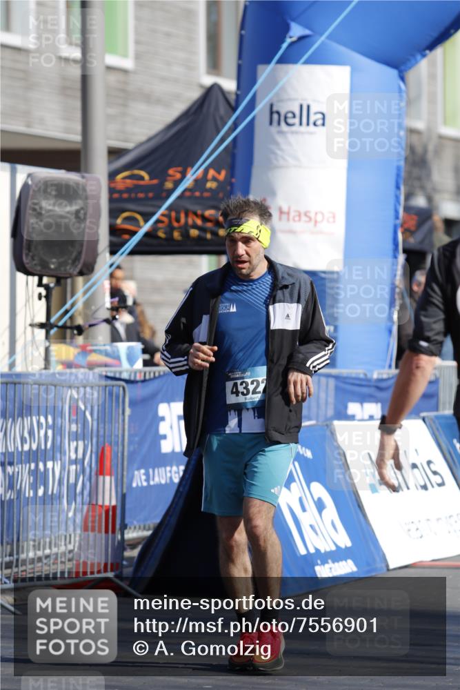 06.04.2025 - 44. Internationalen Wilhelmsburger Insellauf A. Gomolzig http://msf.ph/oto/7556901 06.04.2025 10:23:58 Ziel 3090, 3836, 4322 meine-sportfotos.de