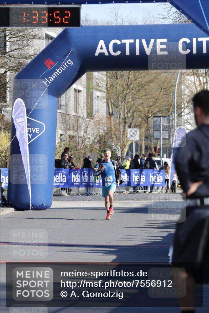06.04.2025 - 44. Internationalen Wilhelmsburger Insellauf A. Gomolzig http://msf.ph/oto/7556912 06.04.2025 10:23:50 Ziel 3090, 3836, 4464 meine-sportfotos.de