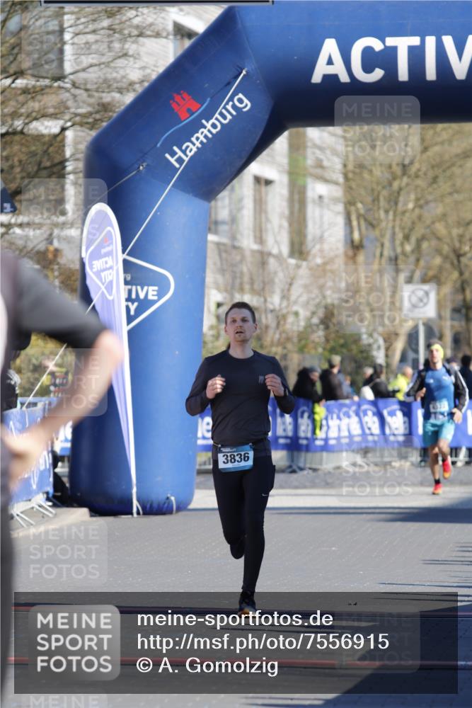 06.04.2025 - 44. Internationalen Wilhelmsburger Insellauf A. Gomolzig http://msf.ph/oto/7556915 06.04.2025 10:23:48 Ziel 3090, 3836, 4464 meine-sportfotos.de