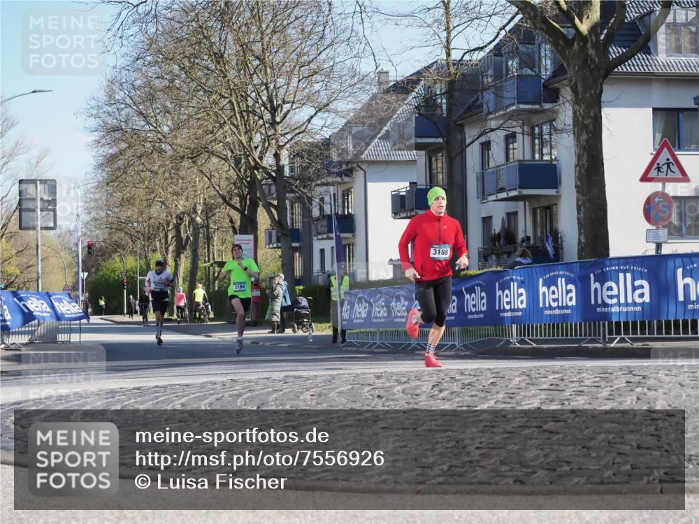 06.04.2025 - 44. Internationalen Wilhelmsburger Insellauf Luisa Fischer http://msf.ph/oto/7556926 06.04.2025 10:13:44 Ziel 3184, 3189, 36 meine-sportfotos.de