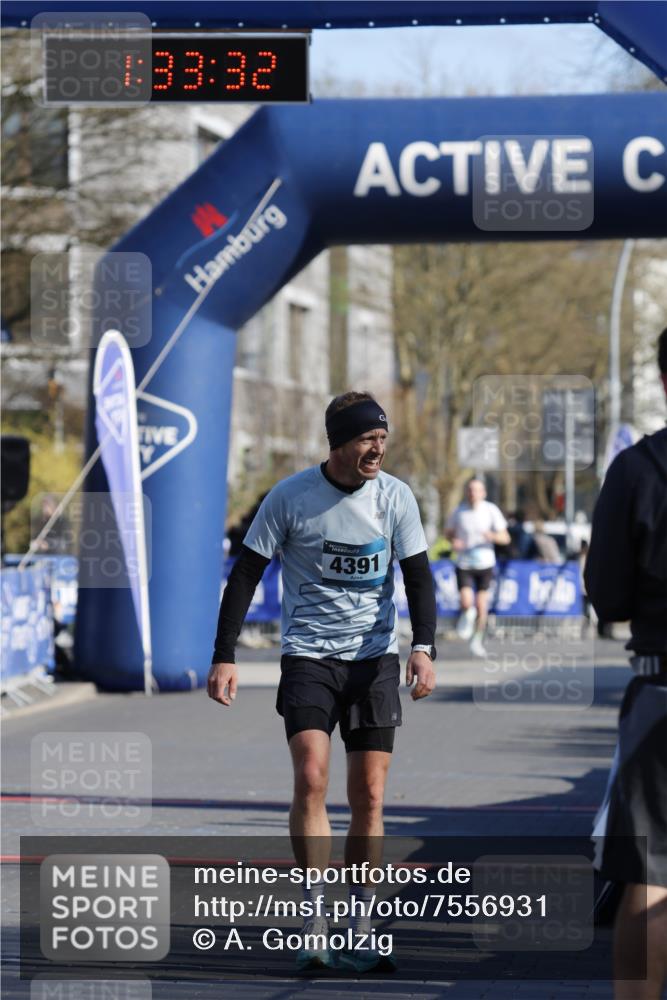 06.04.2025 - 44. Internationalen Wilhelmsburger Insellauf A. Gomolzig http://msf.ph/oto/7556931 06.04.2025 10:23:30 Ziel 3379, 3536, 3792, 4391 meine-sportfotos.de