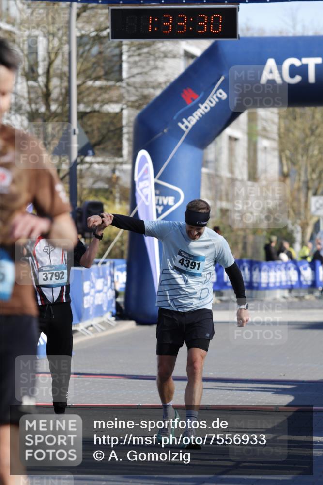 06.04.2025 - 44. Internationalen Wilhelmsburger Insellauf A. Gomolzig http://msf.ph/oto/7556933 06.04.2025 10:23:29 Ziel 3379, 3536, 3792, 4391 meine-sportfotos.de