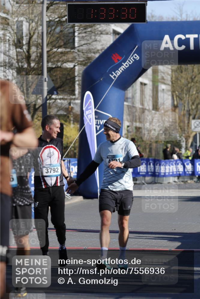 06.04.2025 - 44. Internationalen Wilhelmsburger Insellauf A. Gomolzig http://msf.ph/oto/7556936 06.04.2025 10:23:28 Ziel 3379, 3536, 3792, 4391 meine-sportfotos.de