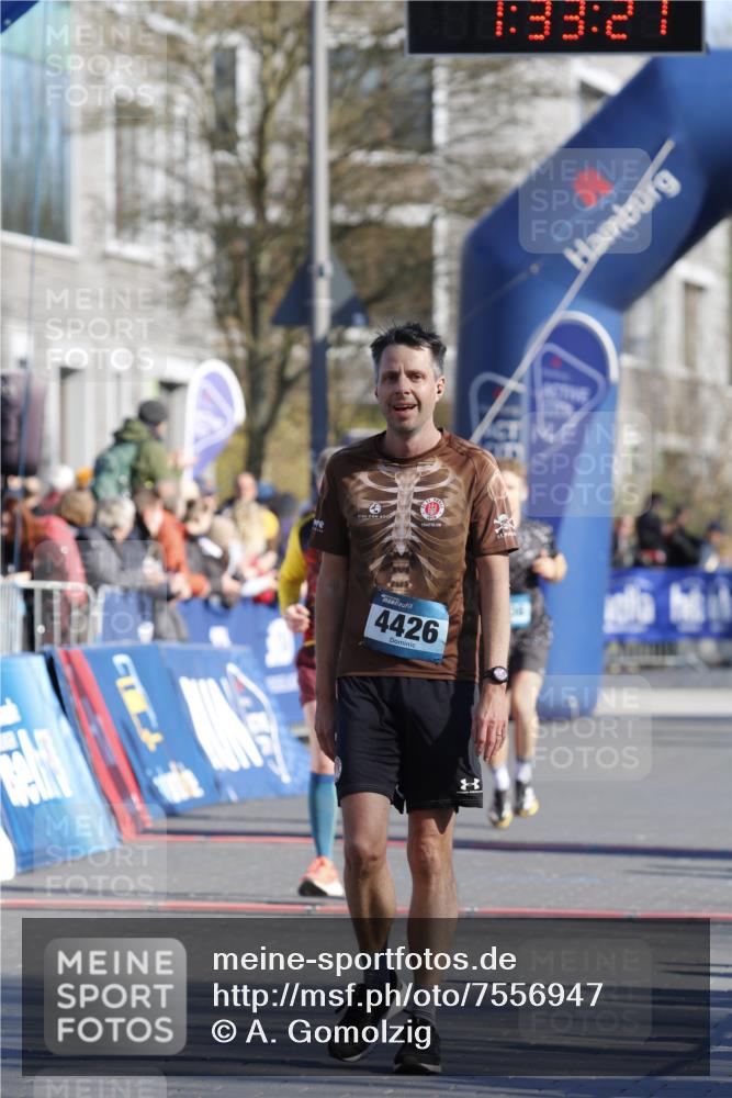 06.04.2025 - 44. Internationalen Wilhelmsburger Insellauf A. Gomolzig http://msf.ph/oto/7556947 06.04.2025 10:23:20 Ziel 3379, 4426, 4496 meine-sportfotos.de