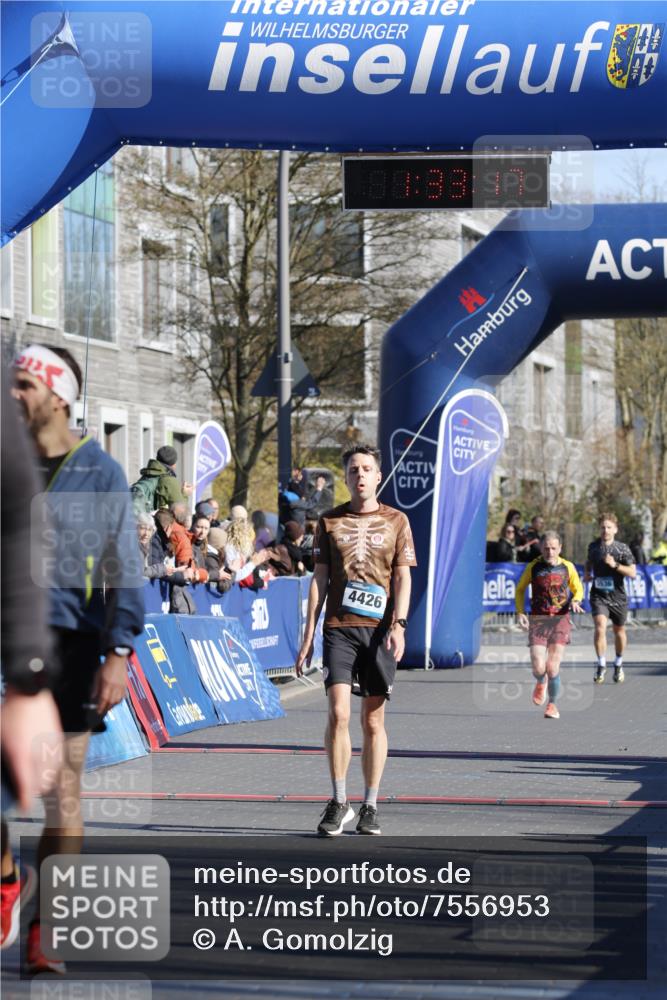 06.04.2025 - 44. Internationalen Wilhelmsburger Insellauf A. Gomolzig http://msf.ph/oto/7556953 06.04.2025 10:23:15 Ziel 4426, 4493, 4496 meine-sportfotos.de
