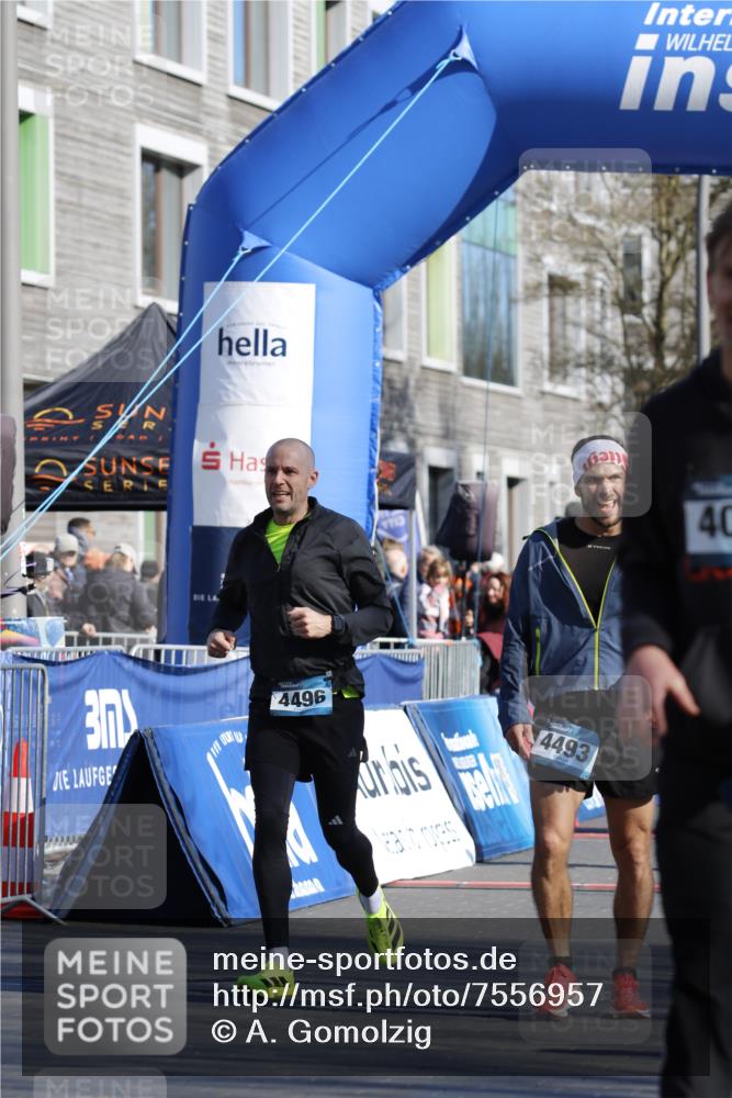06.04.2025 - 44. Internationalen Wilhelmsburger Insellauf A. Gomolzig http://msf.ph/oto/7556957 06.04.2025 10:23:13 Ziel 4071, 4426, 4493, 4496 meine-sportfotos.de