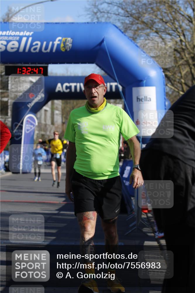 06.04.2025 - 44. Internationalen Wilhelmsburger Insellauf A. Gomolzig http://msf.ph/oto/7556983 06.04.2025 10:22:45 Ziel 3020, 3570, 4311 meine-sportfotos.de