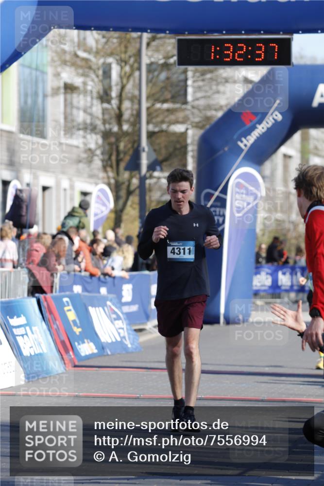 06.04.2025 - 44. Internationalen Wilhelmsburger Insellauf A. Gomolzig http://msf.ph/oto/7556994 06.04.2025 10:22:36 Ziel 3353, 4311 meine-sportfotos.de