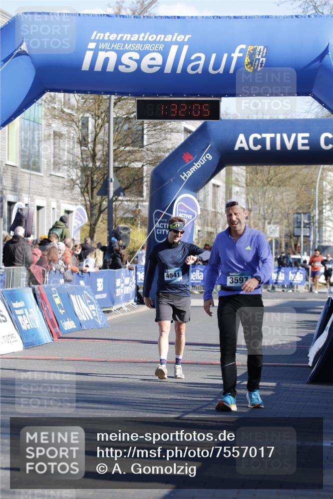 06.04.2025 - 44. Internationalen Wilhelmsburger Insellauf A. Gomolzig http://msf.ph/oto/7557017 06.04.2025 10:22:03 Ziel 3597, 4541, 5030 meine-sportfotos.de