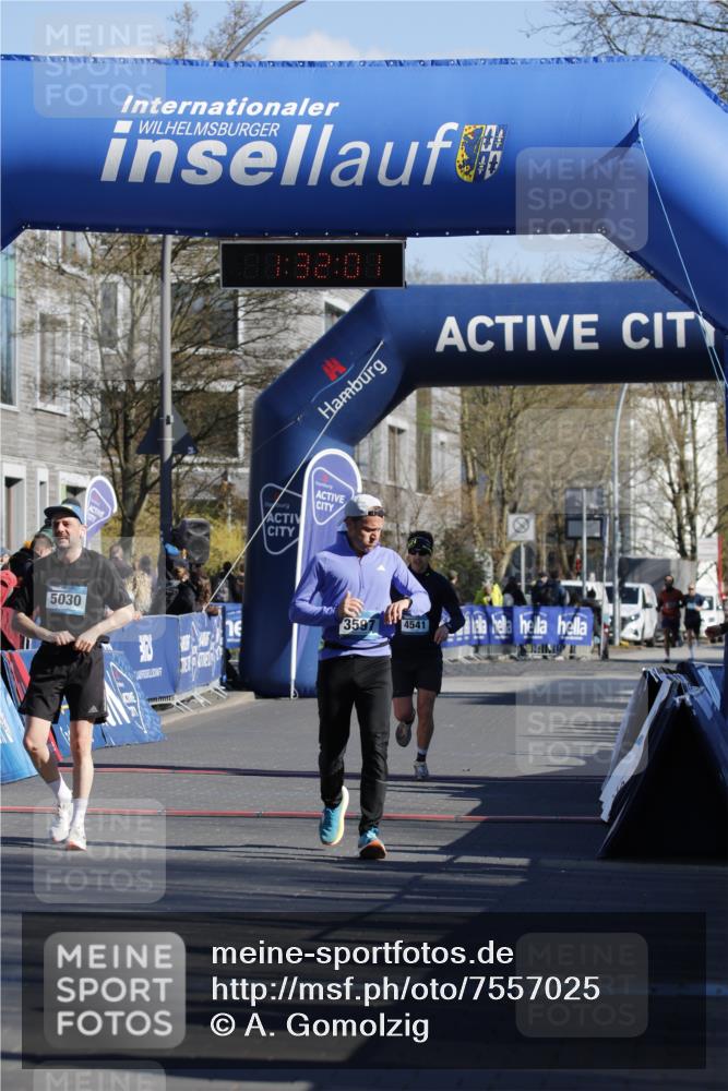 06.04.2025 - 44. Internationalen Wilhelmsburger Insellauf A. Gomolzig http://msf.ph/oto/7557025 06.04.2025 10:22:00 Ziel 3597, 4541, 5030 meine-sportfotos.de