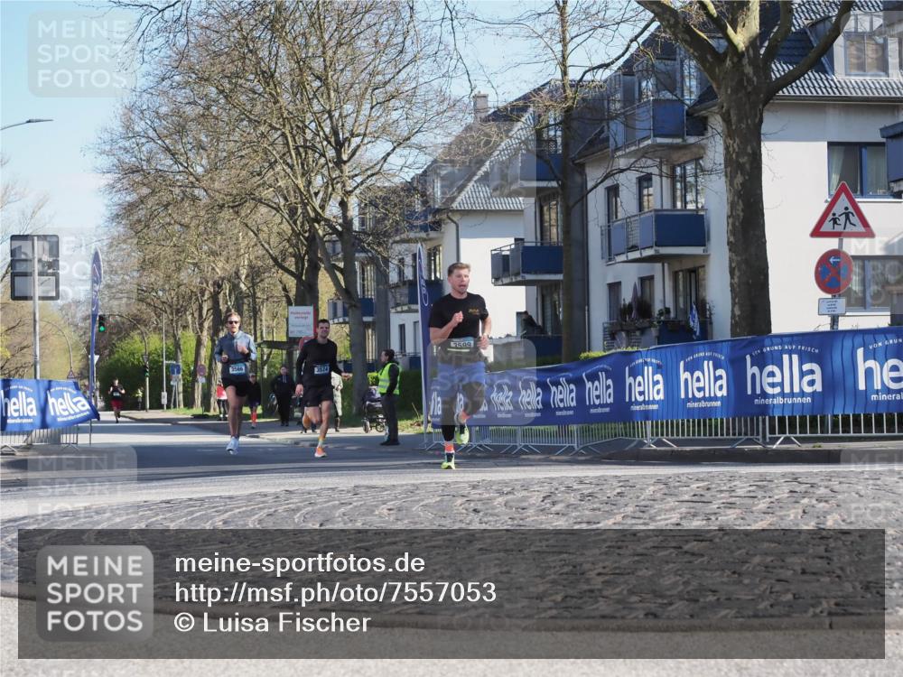 06.04.2025 - 44. Internationalen Wilhelmsburger Insellauf Luisa Fischer http://msf.ph/oto/7557053 06.04.2025 10:14:44 Ziel 3566, 3524, 3599 meine-sportfotos.de