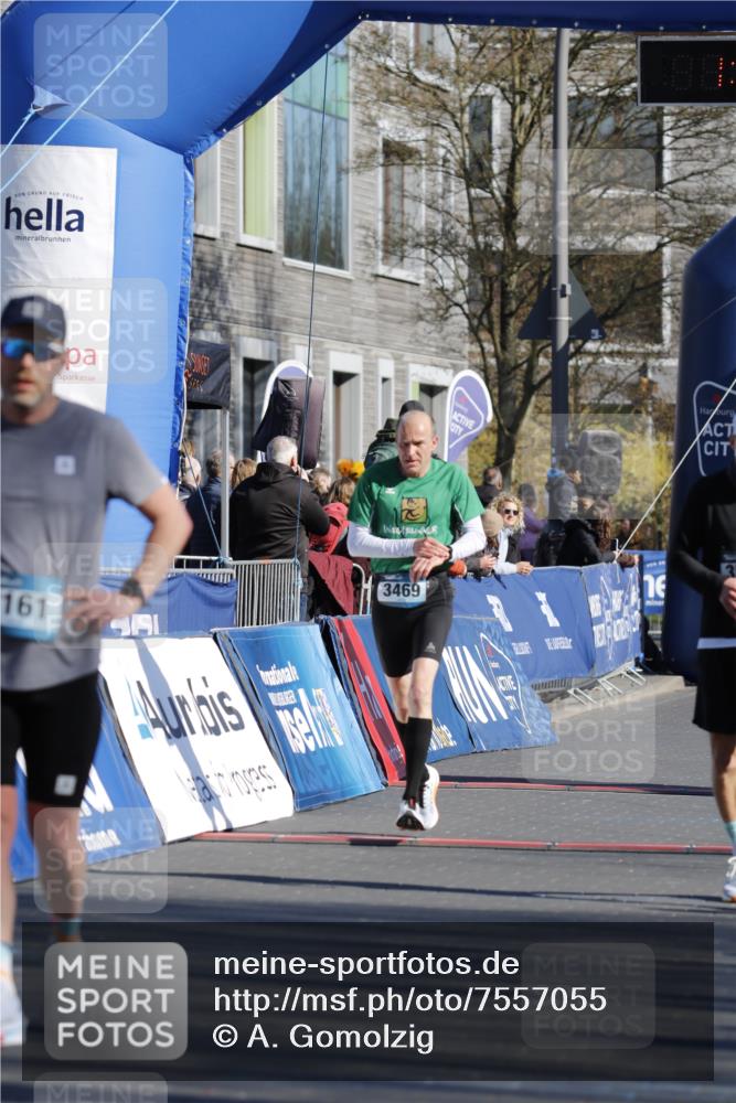 06.04.2025 - 44. Internationalen Wilhelmsburger Insellauf A. Gomolzig http://msf.ph/oto/7557055 06.04.2025 10:21:34 Ziel 3161, 3469, 3572, 3598 meine-sportfotos.de