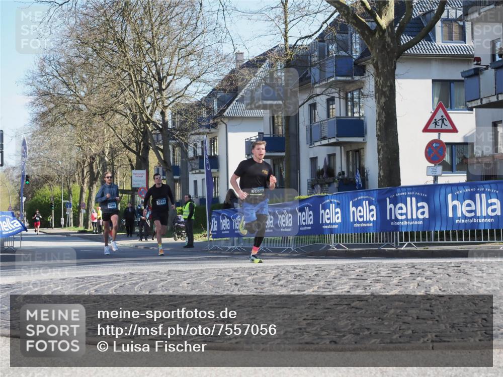 06.04.2025 - 44. Internationalen Wilhelmsburger Insellauf Luisa Fischer http://msf.ph/oto/7557056 06.04.2025 10:14:45 Ziel 3566, 3524, 3599 meine-sportfotos.de