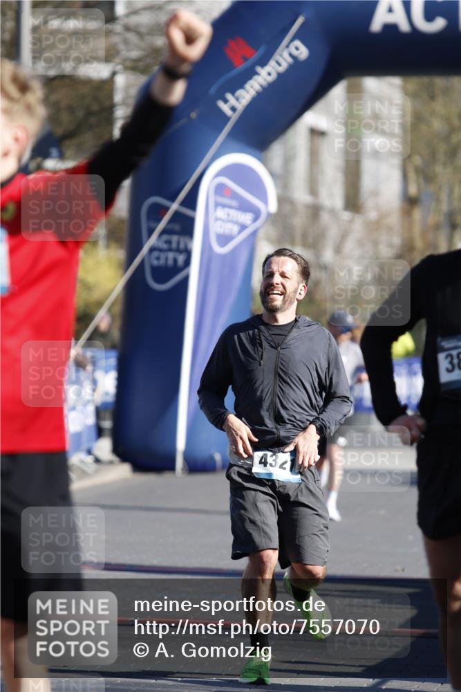 06.04.2025 - 44. Internationalen Wilhelmsburger Insellauf A. Gomolzig http://msf.ph/oto/7557070 06.04.2025 10:21:19 Ziel 3555, 4321 meine-sportfotos.de