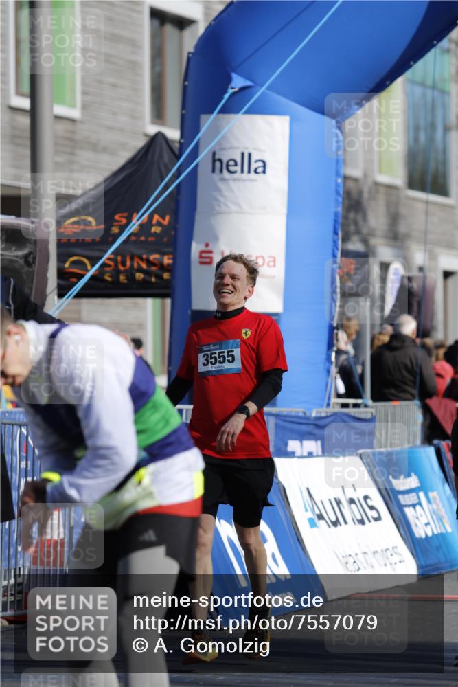 06.04.2025 - 44. Internationalen Wilhelmsburger Insellauf A. Gomolzig http://msf.ph/oto/7557079 06.04.2025 10:21:10 Ziel 3555, 4215 meine-sportfotos.de