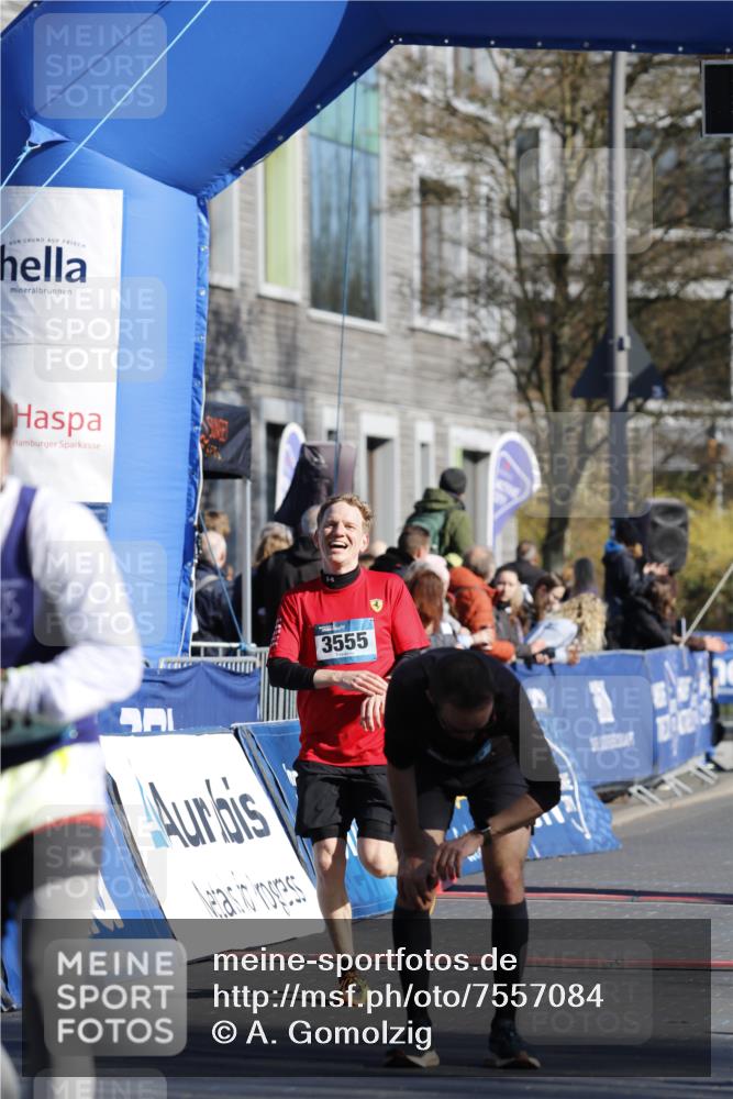 06.04.2025 - 44. Internationalen Wilhelmsburger Insellauf A. Gomolzig http://msf.ph/oto/7557084 06.04.2025 10:21:09 Ziel 3555, 4215 meine-sportfotos.de