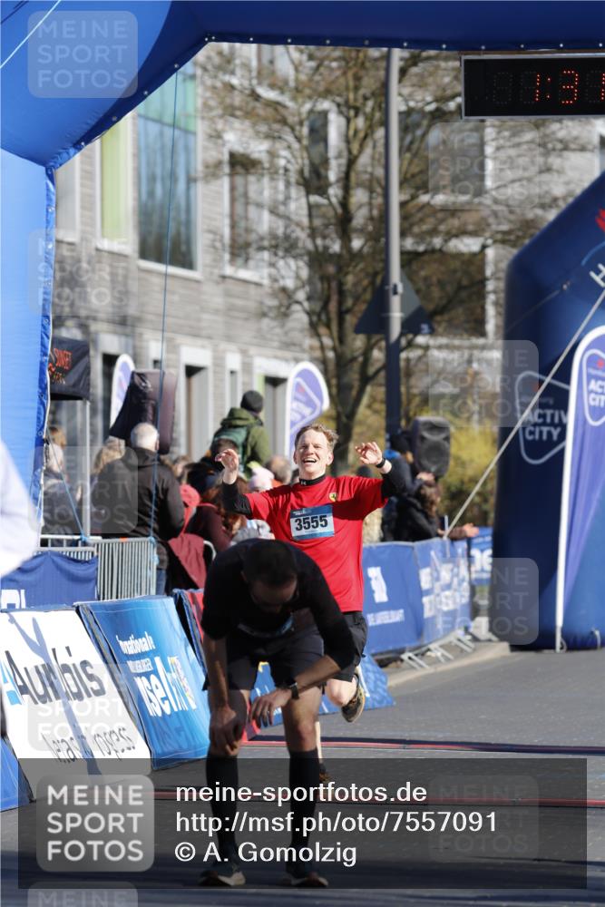 06.04.2025 - 44. Internationalen Wilhelmsburger Insellauf A. Gomolzig http://msf.ph/oto/7557091 06.04.2025 10:21:08 Ziel 3555, 4215 meine-sportfotos.de