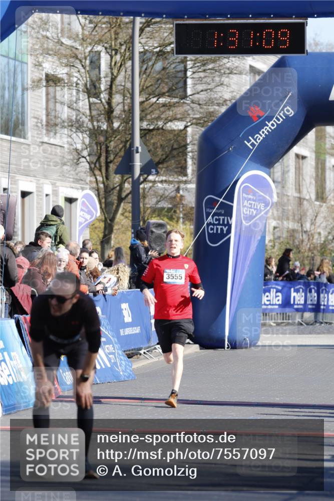 06.04.2025 - 44. Internationalen Wilhelmsburger Insellauf A. Gomolzig http://msf.ph/oto/7557097 06.04.2025 10:21:07 Ziel 3555, 4215 meine-sportfotos.de