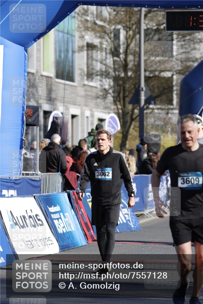 06.04.2025 - 44. Internationalen Wilhelmsburger Insellauf A. Gomolzig http://msf.ph/oto/7557128 06.04.2025 10:20:45 Ziel 3062, 3609, 3768, 3864 meine-sportfotos.de