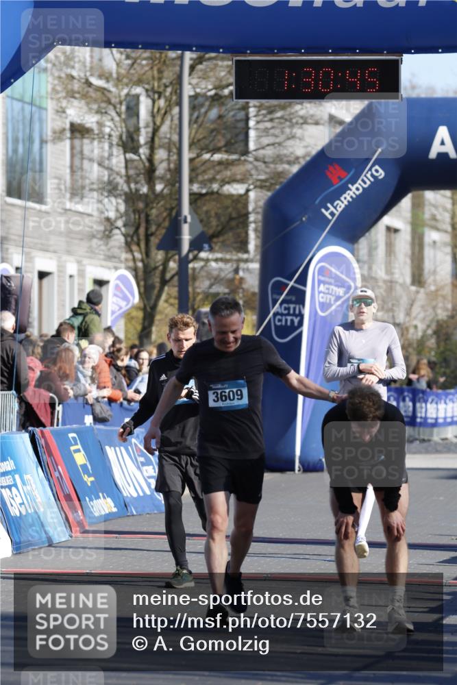 06.04.2025 - 44. Internationalen Wilhelmsburger Insellauf A. Gomolzig http://msf.ph/oto/7557132 06.04.2025 10:20:43 Ziel 3062, 3609, 3768, 3864 meine-sportfotos.de