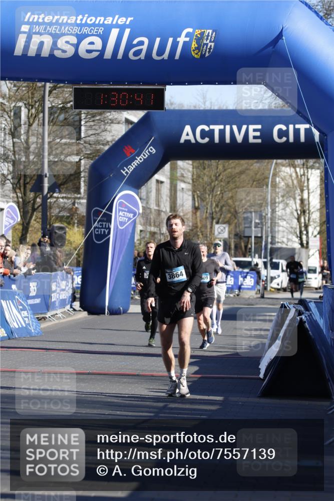 06.04.2025 - 44. Internationalen Wilhelmsburger Insellauf A. Gomolzig http://msf.ph/oto/7557139 06.04.2025 10:20:39 Ziel 3864 meine-sportfotos.de