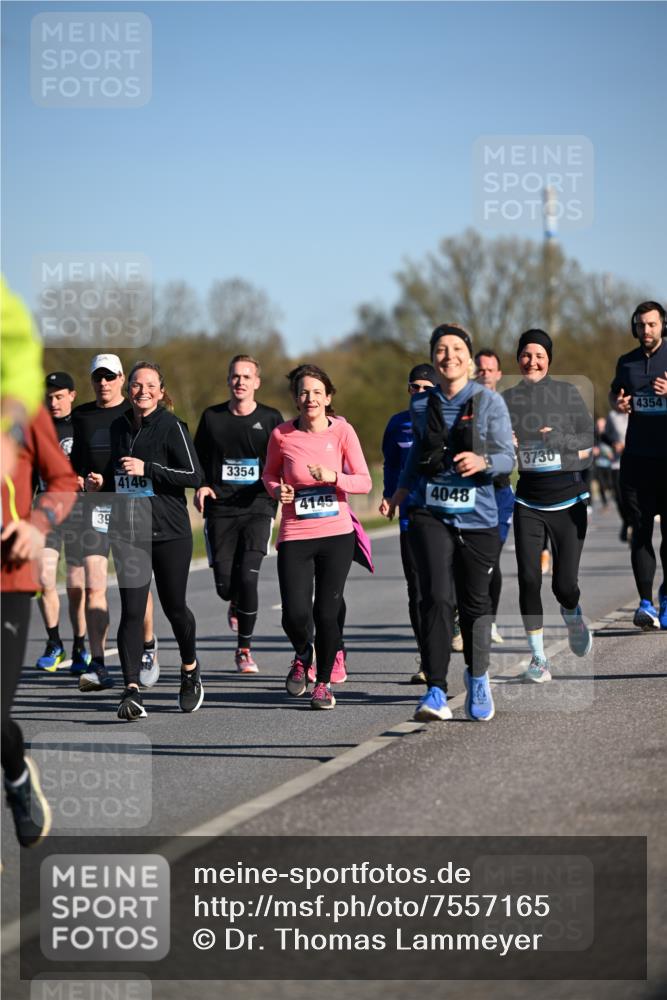 06.04.2025 - 44. Internationalen Wilhelmsburger Insellauf Dr. Thomas Lammeyer http://msf.ph/oto/7557165 06.04.2025 09:33:09 Laufen 39, 3354, 4146, 4145, 4048, 3730, 4354 meine-sportfotos.de