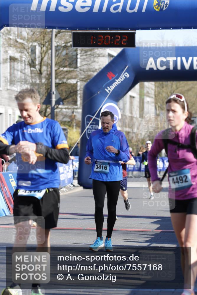 06.04.2025 - 44. Internationalen Wilhelmsburger Insellauf A. Gomolzig http://msf.ph/oto/7557168 06.04.2025 10:20:20 Ziel 3416, 4416, 4525, 4608 meine-sportfotos.de