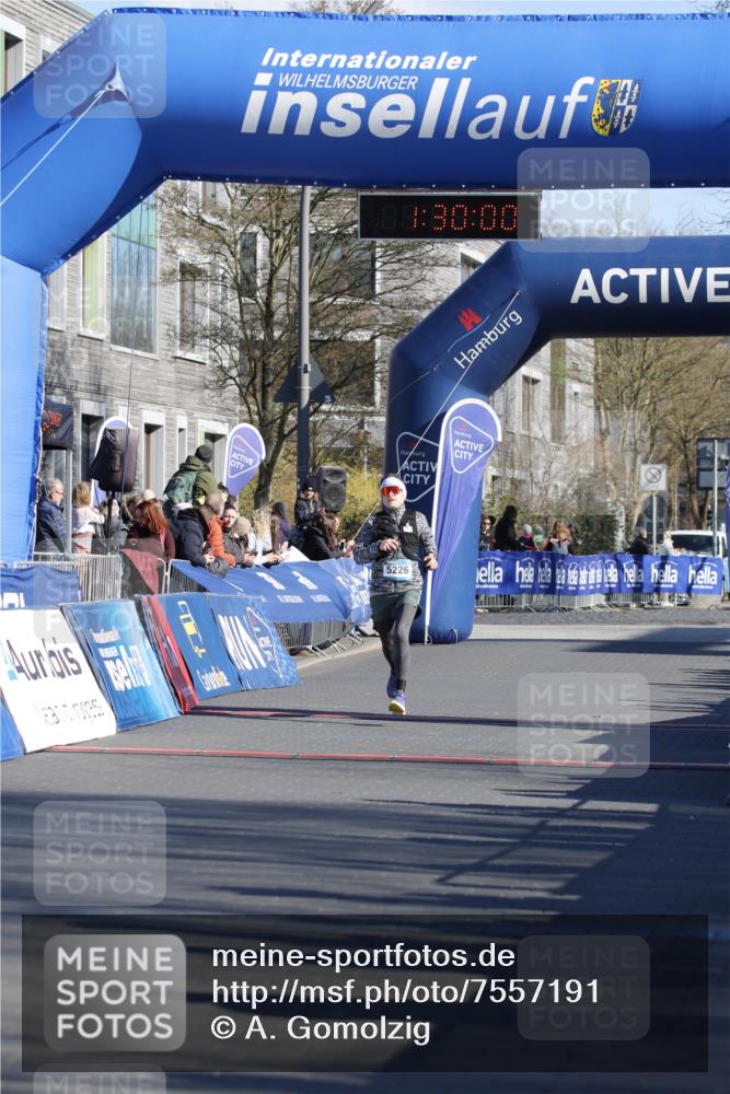 06.04.2025 - 44. Internationalen Wilhelmsburger Insellauf A. Gomolzig http://msf.ph/oto/7557191 06.04.2025 10:19:58 Ziel  meine-sportfotos.de