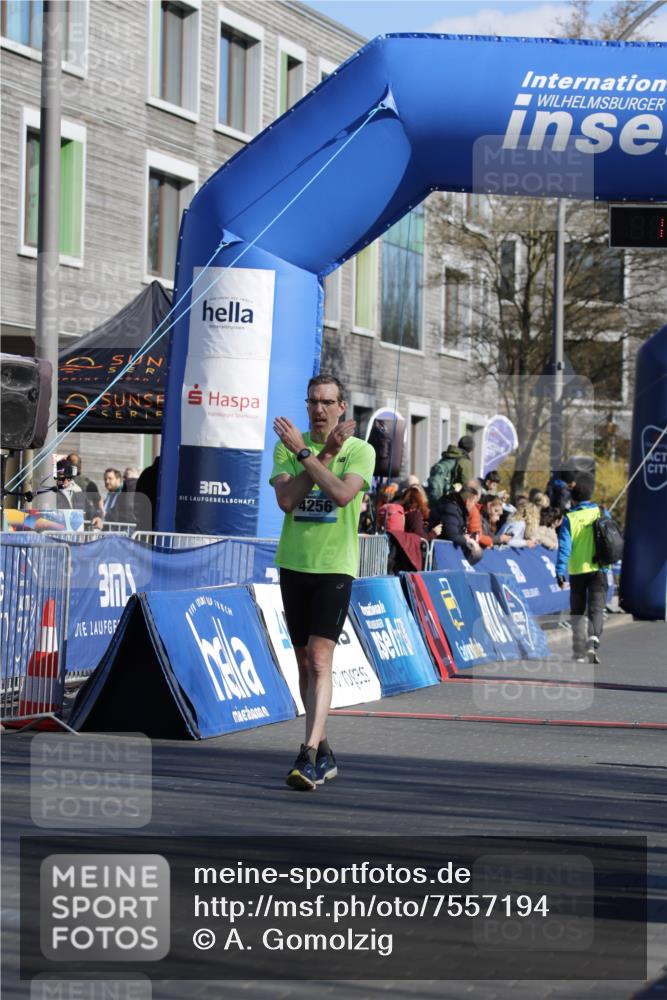 06.04.2025 - 44. Internationalen Wilhelmsburger Insellauf A. Gomolzig http://msf.ph/oto/7557194 06.04.2025 10:19:45 Ziel 4256 meine-sportfotos.de