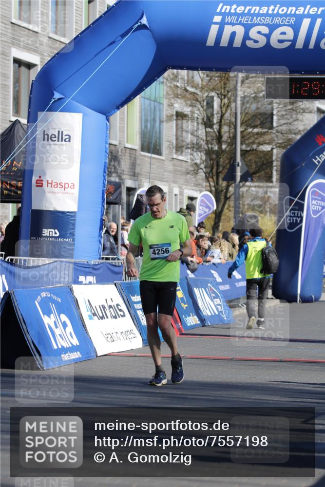 06.04.2025 - 44. Internationalen Wilhelmsburger Insellauf A. Gomolzig http://msf.ph/oto/7557198 06.04.2025 10:19:43 Ziel 4256 meine-sportfotos.de