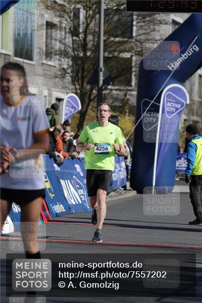 06.04.2025 - 44. Internationalen Wilhelmsburger Insellauf A. Gomolzig http://msf.ph/oto/7557202 06.04.2025 10:19:41 Ziel 4256 meine-sportfotos.de