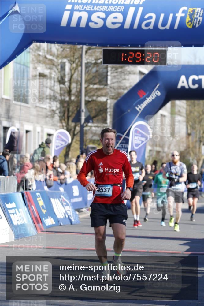 06.04.2025 - 44. Internationalen Wilhelmsburger Insellauf A. Gomolzig http://msf.ph/oto/7557224 06.04.2025 10:19:18 Ziel 3027, 3103, 4537 meine-sportfotos.de
