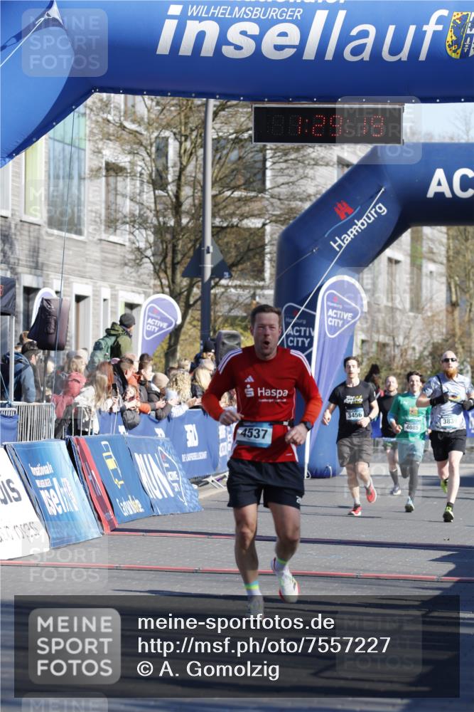 06.04.2025 - 44. Internationalen Wilhelmsburger Insellauf A. Gomolzig http://msf.ph/oto/7557227 06.04.2025 10:19:18 Ziel 3027, 3103, 4537 meine-sportfotos.de