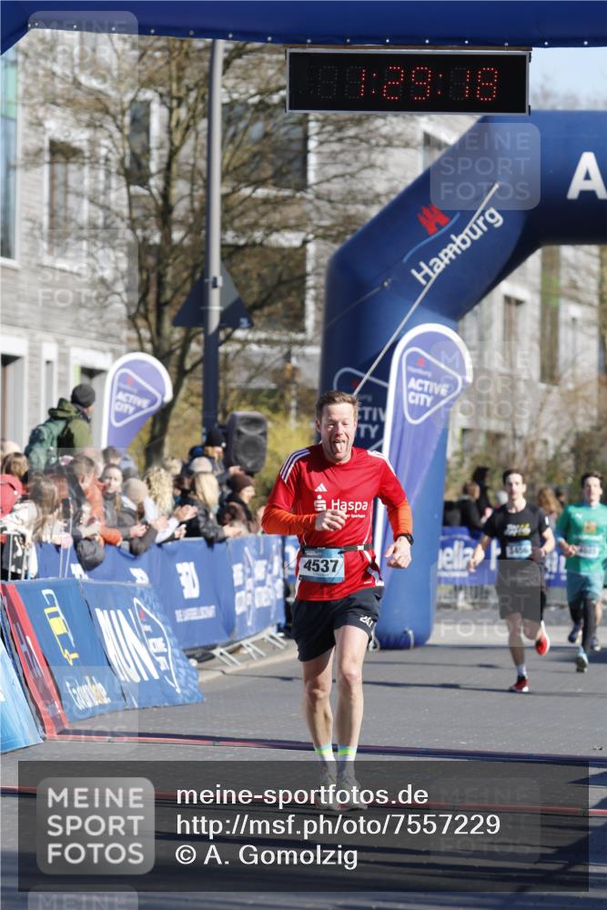 06.04.2025 - 44. Internationalen Wilhelmsburger Insellauf A. Gomolzig http://msf.ph/oto/7557229 06.04.2025 10:19:16 Ziel 3027, 3103, 4537 meine-sportfotos.de