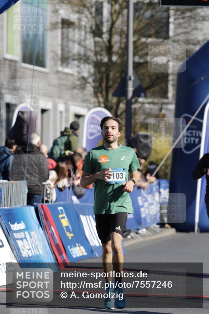 06.04.2025 - 44. Internationalen Wilhelmsburger Insellauf A. Gomolzig http://msf.ph/oto/7557246 06.04.2025 10:19:08 Ziel 3027, 3103, 4392 meine-sportfotos.de