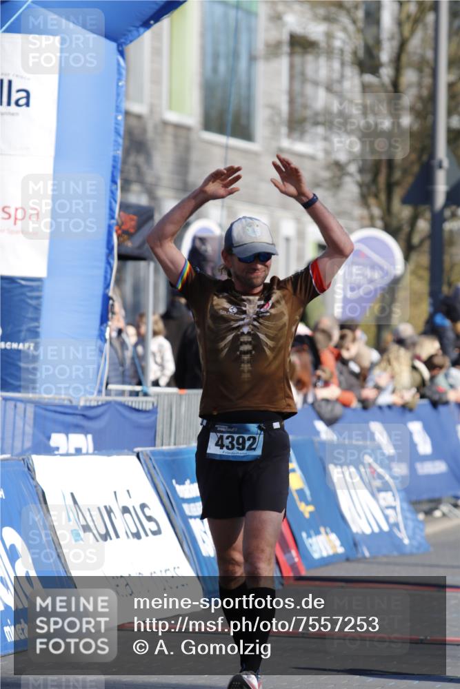 06.04.2025 - 44. Internationalen Wilhelmsburger Insellauf A. Gomolzig http://msf.ph/oto/7557253 06.04.2025 10:19:04 Ziel 4392 meine-sportfotos.de