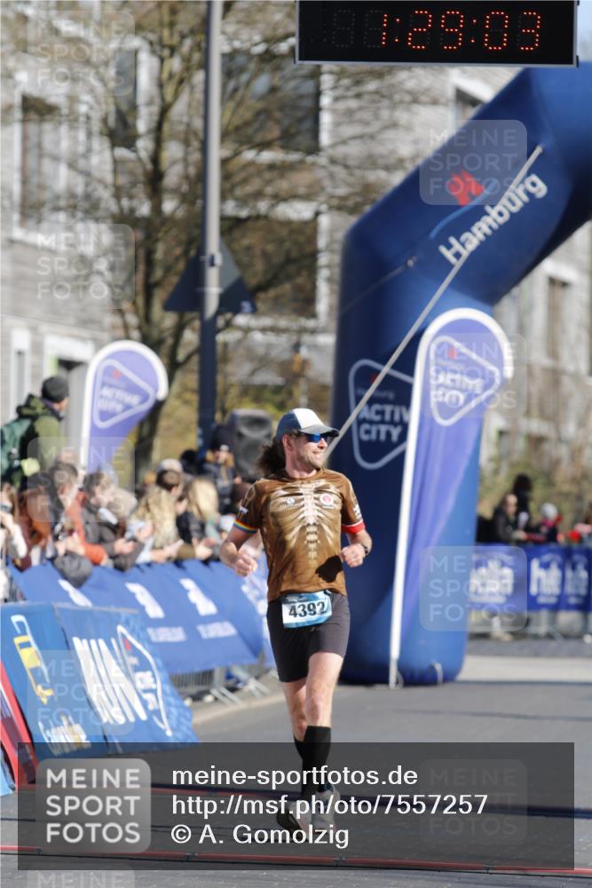06.04.2025 - 44. Internationalen Wilhelmsburger Insellauf A. Gomolzig http://msf.ph/oto/7557257 06.04.2025 10:19:01 Ziel 4392 meine-sportfotos.de