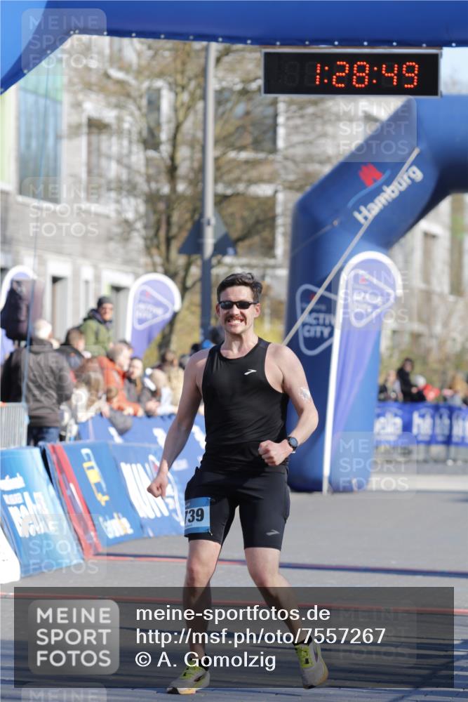06.04.2025 - 44. Internationalen Wilhelmsburger Insellauf A. Gomolzig http://msf.ph/oto/7557267 06.04.2025 10:18:48 Ziel 3203, 3643, 3739 meine-sportfotos.de