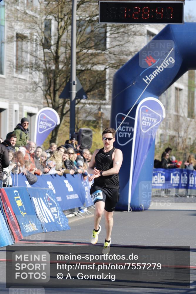 06.04.2025 - 44. Internationalen Wilhelmsburger Insellauf A. Gomolzig http://msf.ph/oto/7557279 06.04.2025 10:18:45 Ziel 3203, 3643, 3739 meine-sportfotos.de