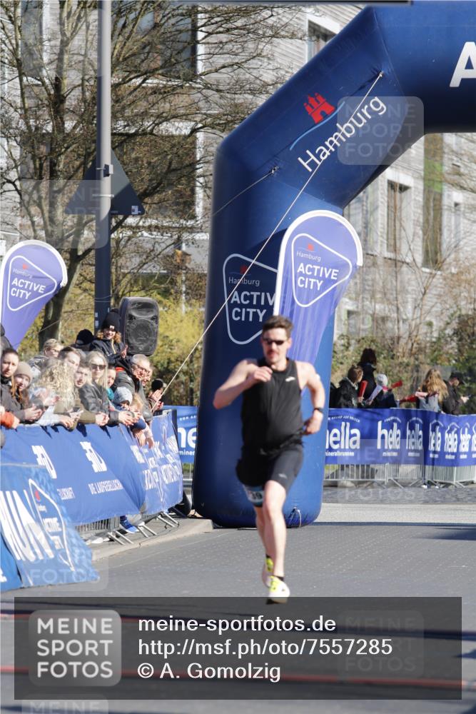 06.04.2025 - 44. Internationalen Wilhelmsburger Insellauf A. Gomolzig http://msf.ph/oto/7557285 06.04.2025 10:18:45 Ziel 3203, 3643, 3739 meine-sportfotos.de