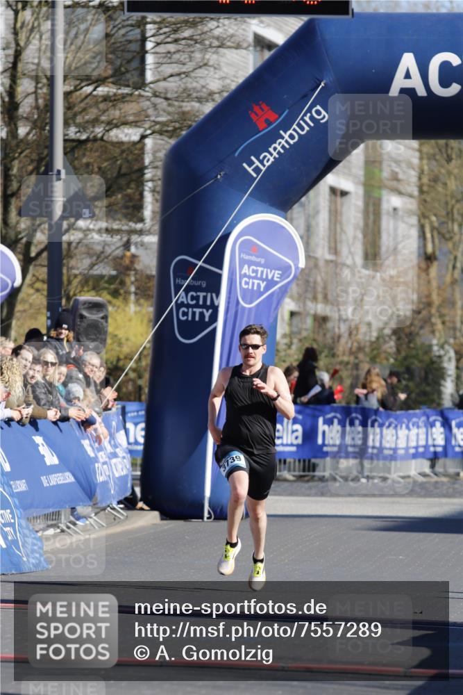 06.04.2025 - 44. Internationalen Wilhelmsburger Insellauf A. Gomolzig http://msf.ph/oto/7557289 06.04.2025 10:18:44 Ziel 3203, 3643 meine-sportfotos.de